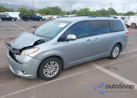 2013 Toyota Sienna Xle V6 7 Passenger Auto Access Seat/Xle V6 8 Passenger z USA, uszkodzony, nr VIN 5TDYK3DC1DS310650